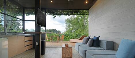 Panoramic-Loft, 1 King-Bett, Balkon, Stadtblick | Wohnbereich | 43-Zoll-Smart-TV mit Kabelempfang