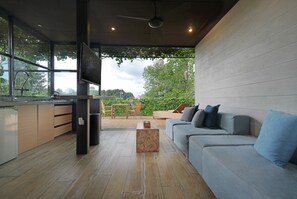 全景复式房, 1 张特大床, 阳台, 城市景观 | 起居区 | 43-英寸智能电视(配备有线频道)