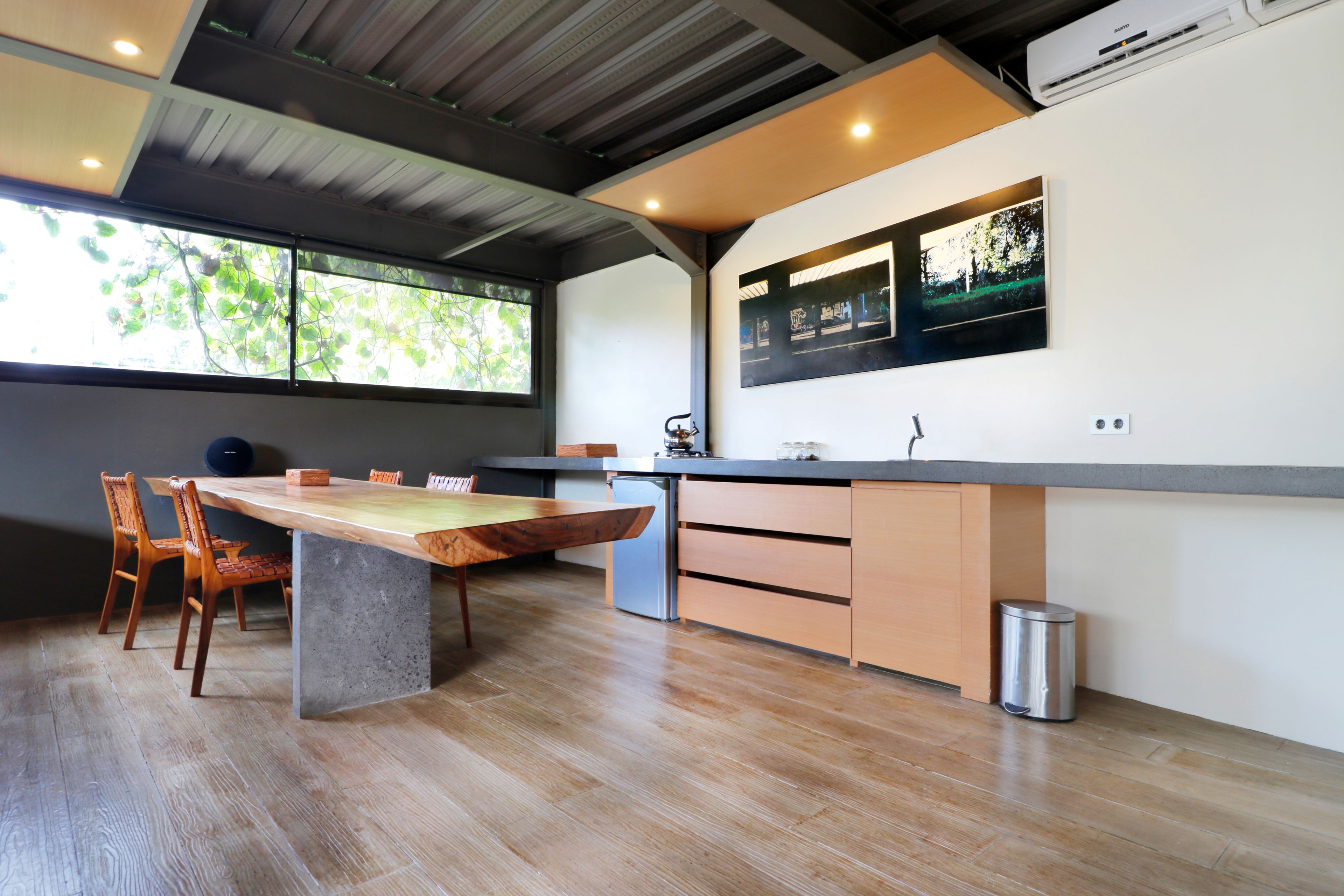 Una cocina moderna con una mesa de comedor de madera, sillas y un horno empotrado.