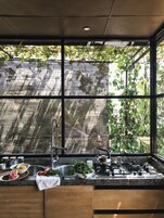 全景樓中樓客房, 1 張特大雙人床, 陽台, 城市景觀 | 私人廚房 | 電冰箱、電熱水壺