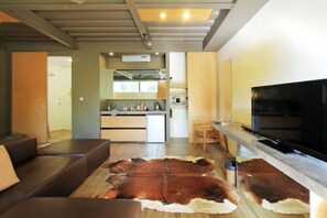 Deluxe Room | Living room | 43-inch Smart TV with cable channels - Clio Apartments (Seminyak)