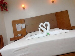 Queen Suite | Desk, bed sheets - Asia Novo Boutique Hotel - Dumaguete (Dumaguete)