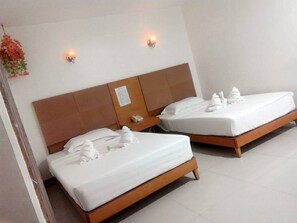 Kamar Keluarga | Meja kerja dan seprai linen