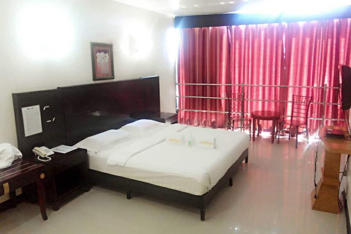 Presidential Room | Desk, bed sheets