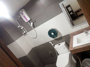Een douche, gratis toiletartikelen, handdoeken