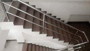 A staircase with a metal handrail and wooden steps. - Asia Novo Boutique Hotel - Dumaguete (Dumaguete)
