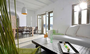 Superior Villa | Ruang tamu | TV Plasma, pemain DVD 