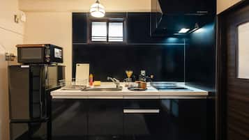 Townhouse Tradisional (Japanese Style) | Dapur pribadi | Lemari es, microwave, kompor, dan ketel listrik