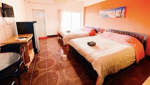 Una habitación de hotel con dos camas, un escritorio y una silla.
