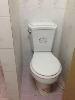 Een douche, gratis toiletartikelen, een bidet, handdoeken