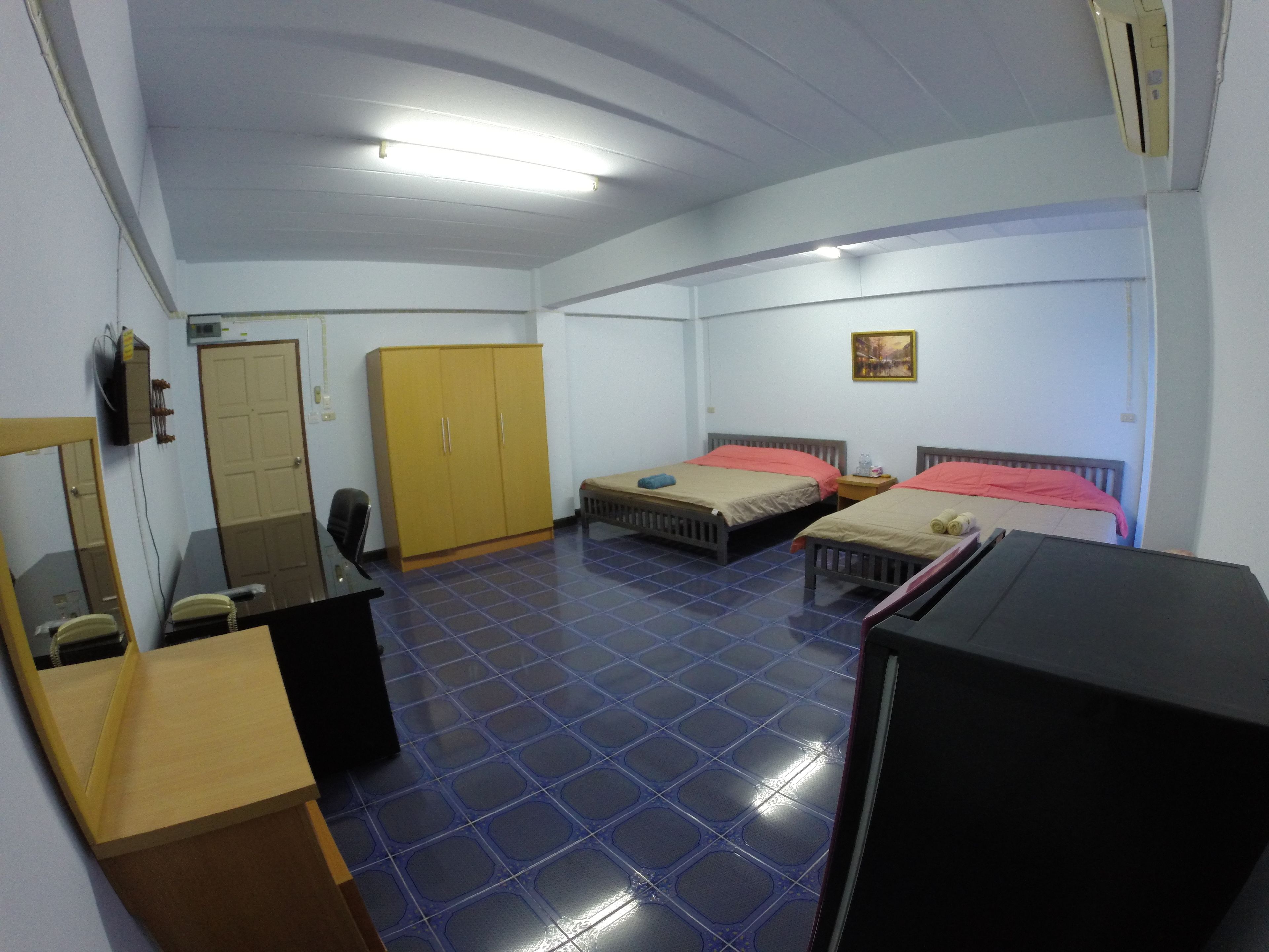 grand room | desk, blackout curtains, rollaway beds, free wifi