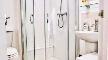 Đồ dùng nhà tắm miễn phí, máy sấy tóc, khăn tắm