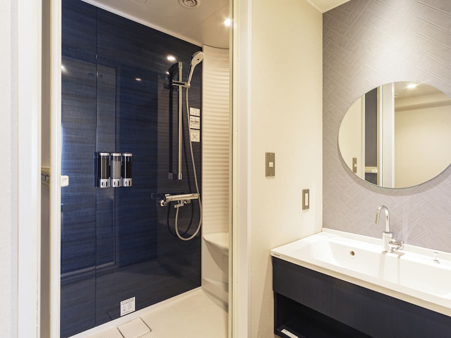 Basic-Einzelzimmer, Nichtraucher ( C ) | Badezimmer | Haartrockner, Hausschuhe, Toilette mit elektrischem Bidet, Handtücher