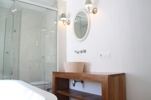 Doppelzimmer | Badezimmer | Duschwanne, kostenlose Toilettenartikel, Haartrockner, Handtücher