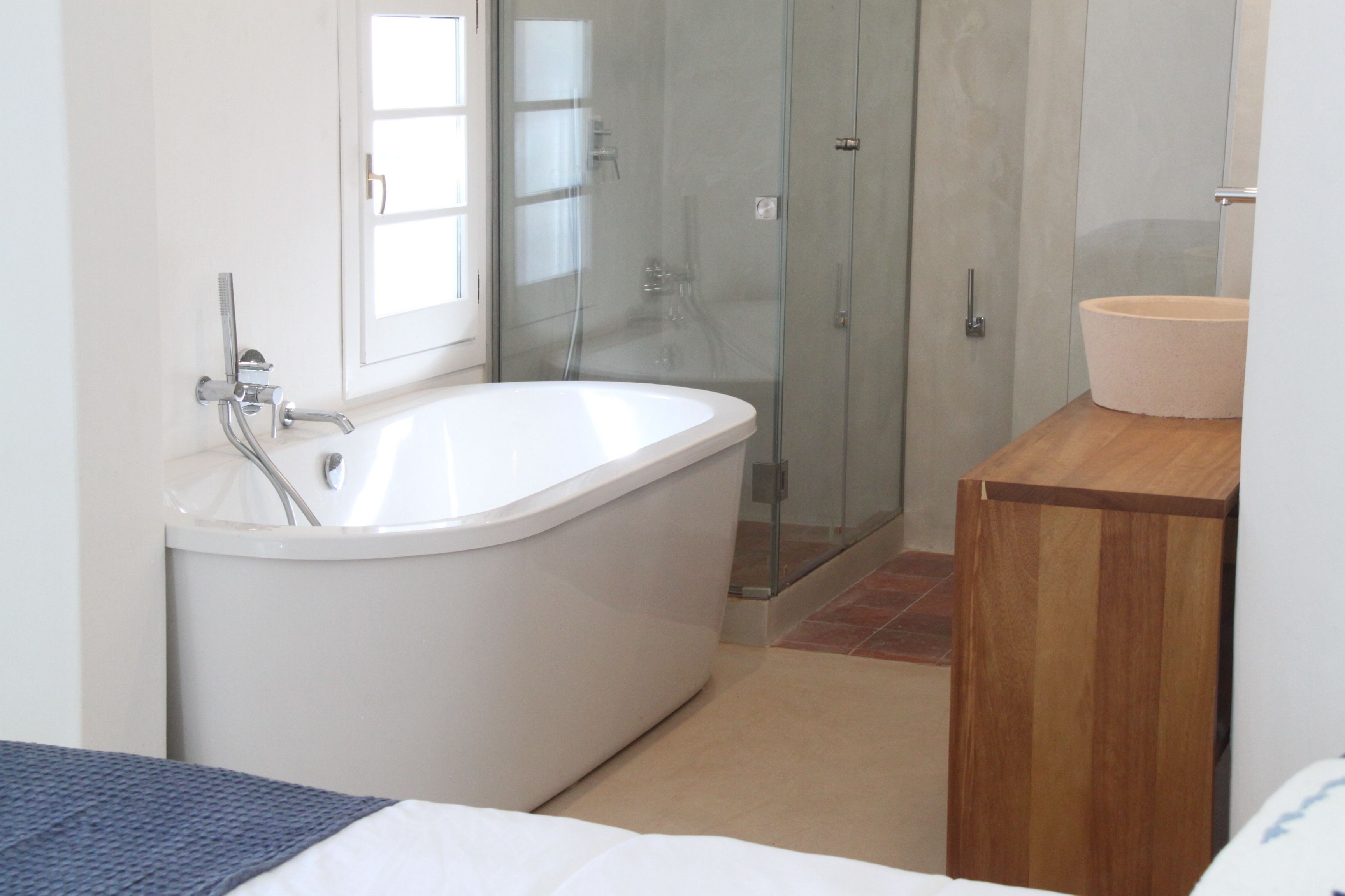 double room | bathroom | combined shower/bathtub, free toiletries, hair dryer, towels