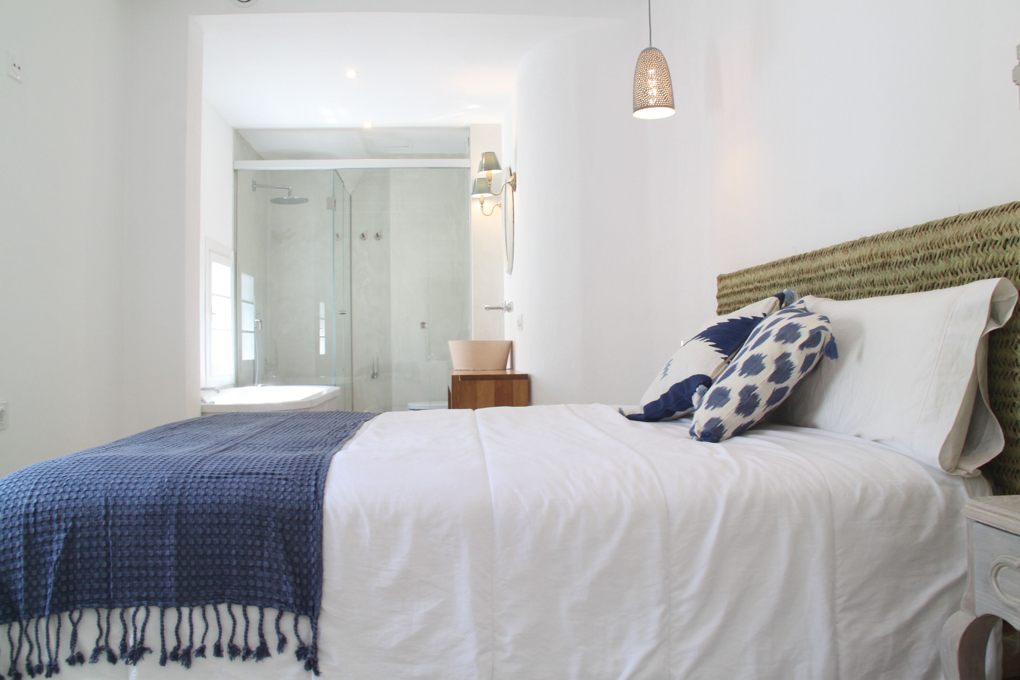 double room | bathroom | combined shower/bathtub, free toiletries, hair dryer, towels