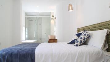 Double Room | Bathroom | Combined shower/bathtub, free toiletries, hair dryer, towels