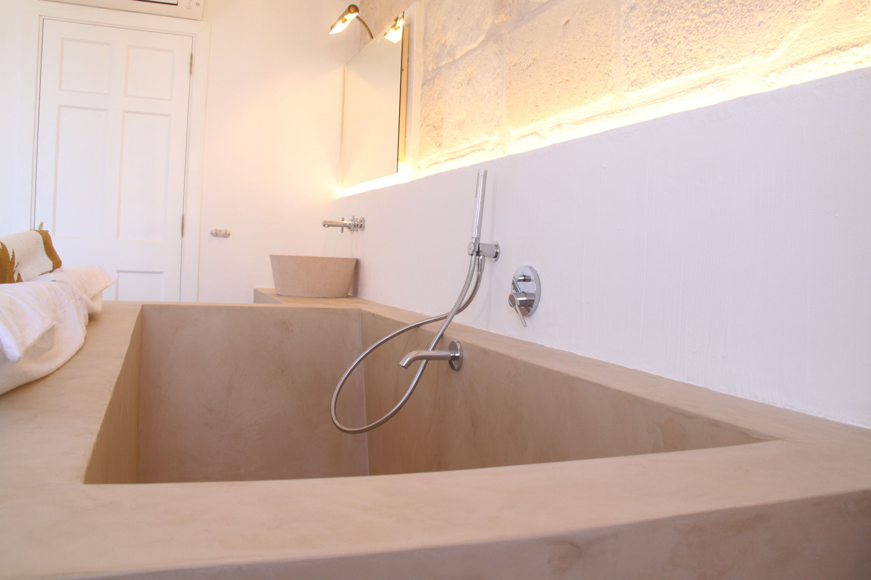 deluxe double room | bathroom | combined shower/bathtub, free toiletries, hair dryer, towels