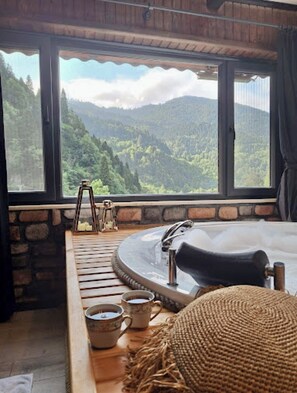 ห้องลักซ์ชัวรี่, เตียงคิงไซส์ 1 เตียง, อ่างน้ำวน, วิวหุบเขา | เครื่องนอนระดับพรีเมียม, โต๊ะทำงาน, พื้นที่ทำงานแบบใช้แล็ปท็อป