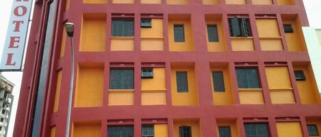Un edificio de varios pisos con un letrero que dice 'Hotel Suria Seremban'.
