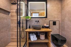 Deluxe-Apartment, Meerblick | Badezimmer | Kostenlose Toilettenartikel, Haartrockner, Bademäntel, Hausschuhe