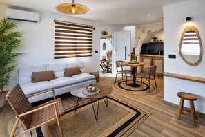 Deluxe Apartment, Sea View | Blackout drapes, soundproofing, free WiFi, bed sheets - Plastiras Rooms (Santorini)