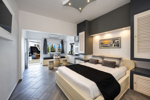 Superior Room with Sofa Bed | Blackout drapes, soundproofing, free WiFi, bed sheets - Plastiras Rooms (Santorini)