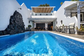 Outdoor pool, pool umbrellas - Plastiras Rooms (Santorini)
