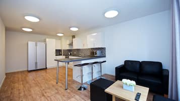 Apartment, 6 Bedrooms, Kitchen | Living area