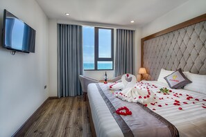 Deluxe Room, Sea View | Minibar, desk, blackout drapes, soundproofing - Royal Charm Hotel (Da Nang)