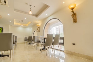 S'hi serveixen esmorzars i plats de cuina local i internacional