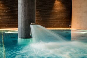 A pool with a water feature shooting up from a column. - Spa Hotel Amsee (Waren (Müritz))