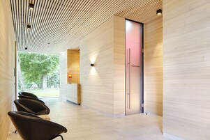 Sauna, Dampfbad, Körperbehandlungen, Warmsteinmassagen