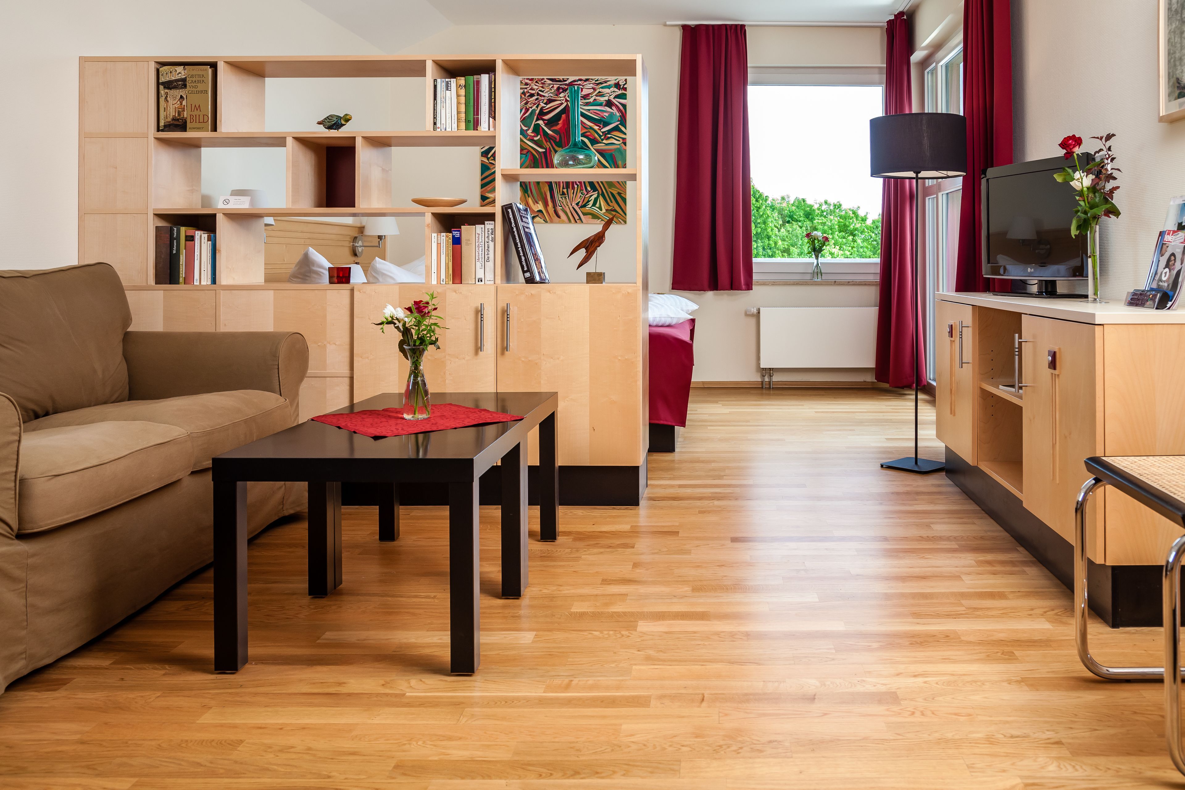 26-英寸纯平电视（配备有线频道）、乒乓球、书