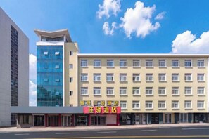 A hotel with a modern building and a separate entrance. - Ginza Jiayi Hotel (Yantai Suocheng Wanda Plaza Branch) (Yantai)