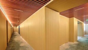 A hallway with wooden panel walls and a carpeted floor. - ELONG R YUNHotel (Ningbo Yonggang North Road) (NINGBO)