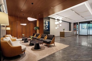 A modern lobby with seating, a reception desk, and a large window. - Fuyuan Hotel (Zhengzhou East Station Provincial Government Branch) (Zhengzhou)