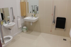 Habitación clásica con 1 cama matrimonial o 2 individuales (Accessibility shower) | Baño | Toallas