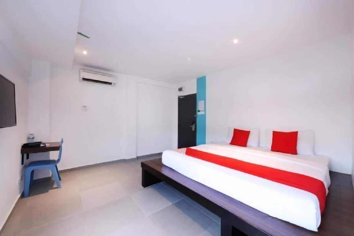 Desk, WiFi (free), bed sheets