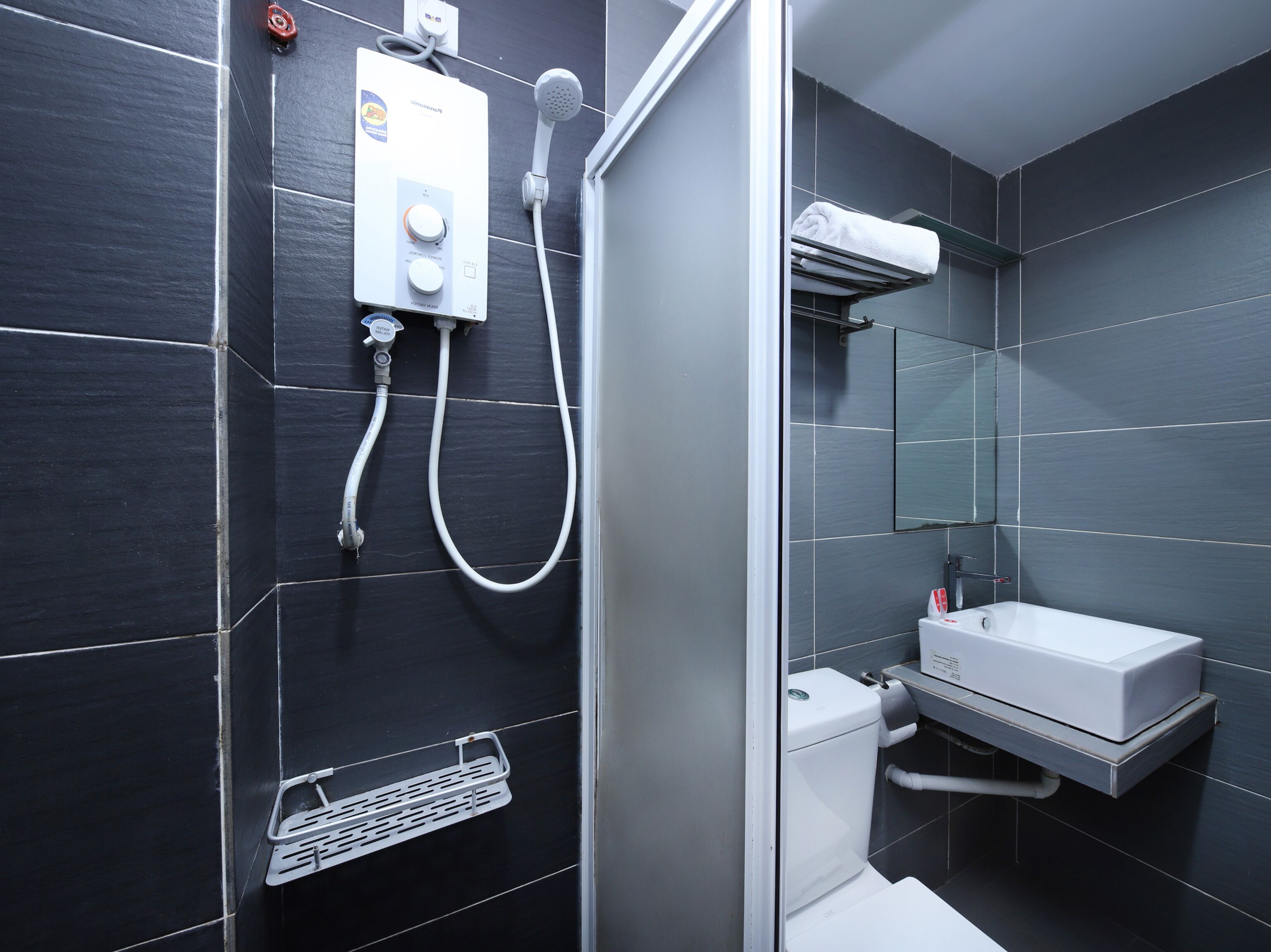standard single room | bathroom | shower, bidet, towels