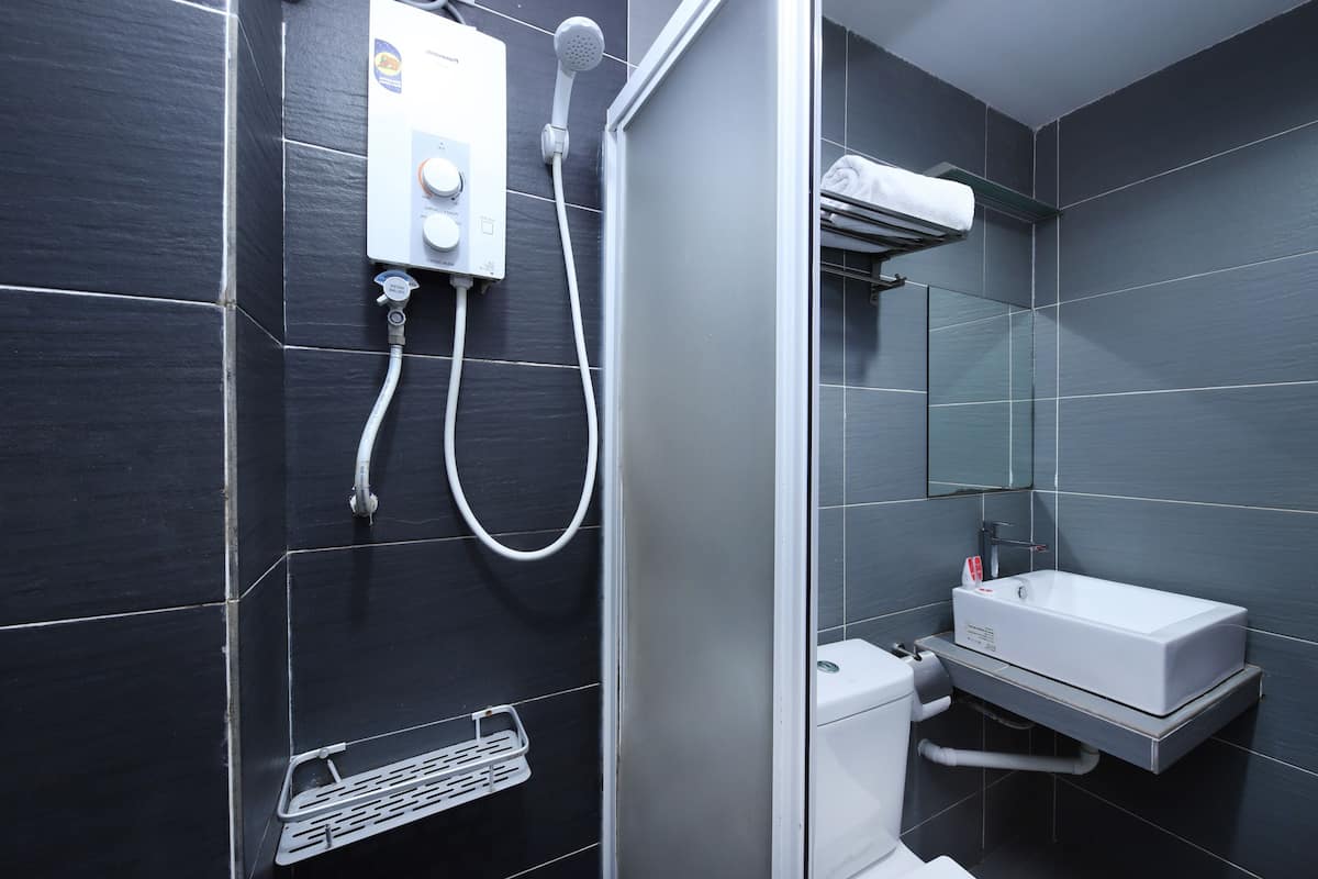 standard single room | bathroom | shower, bidet, towels