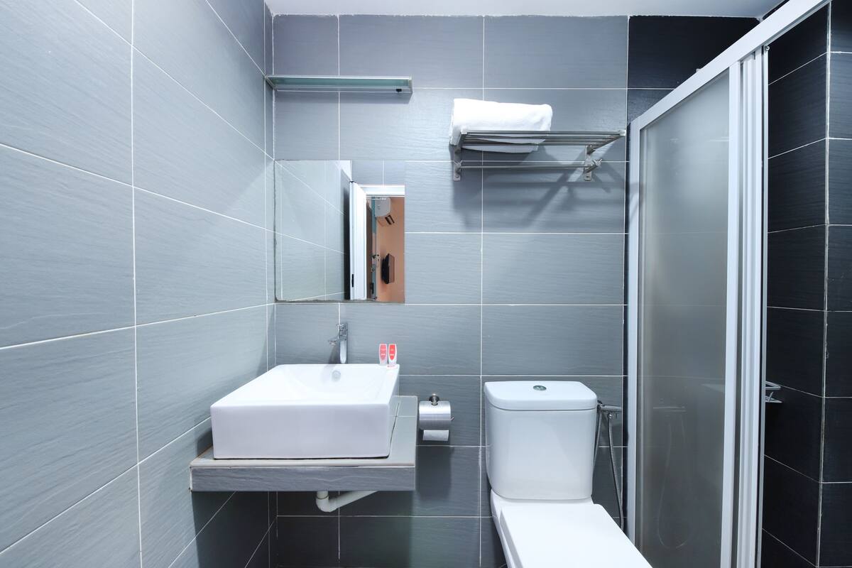 shower, bidet, towels