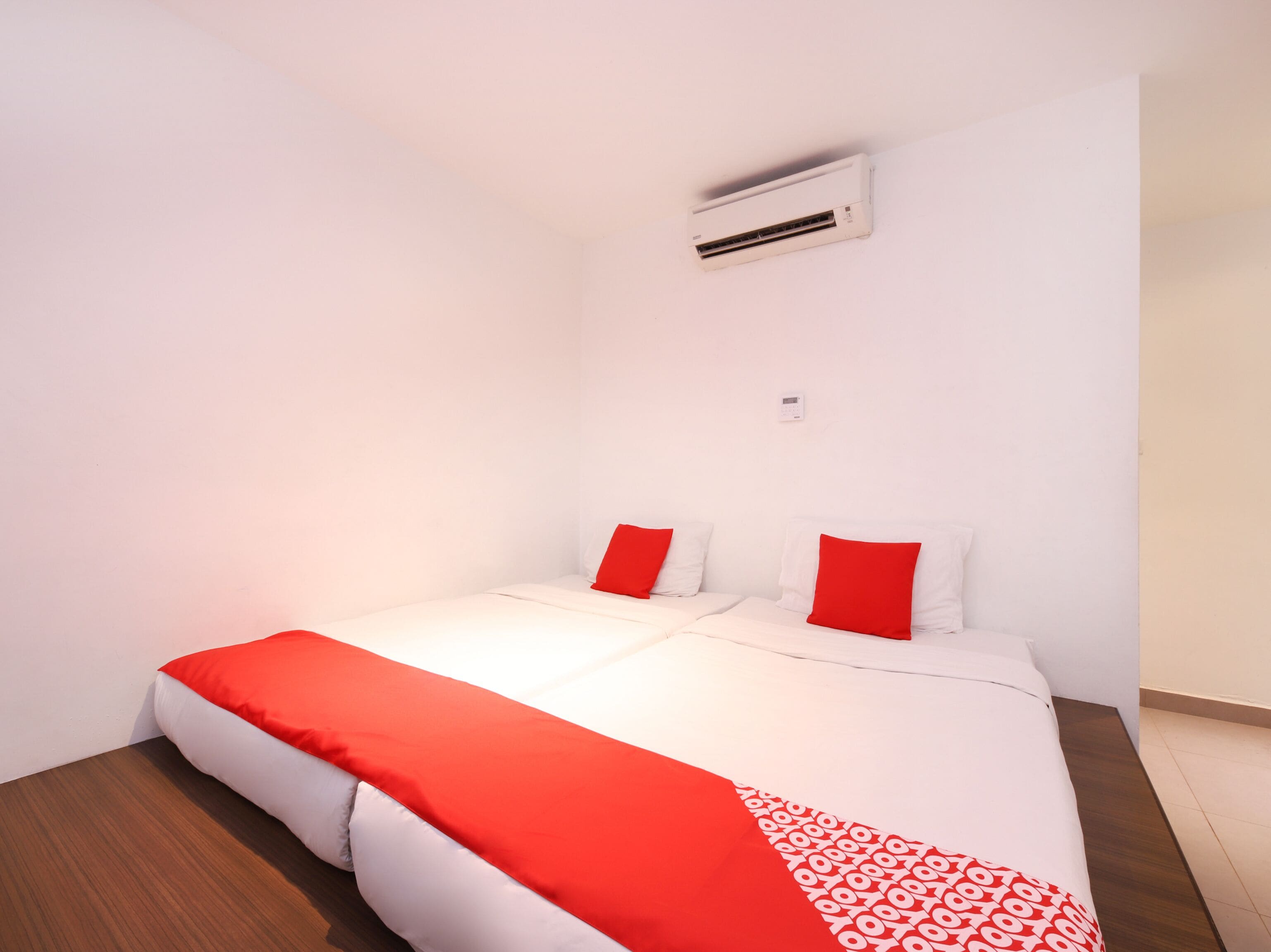 standard twin room | desk, free wifi, bed sheets
