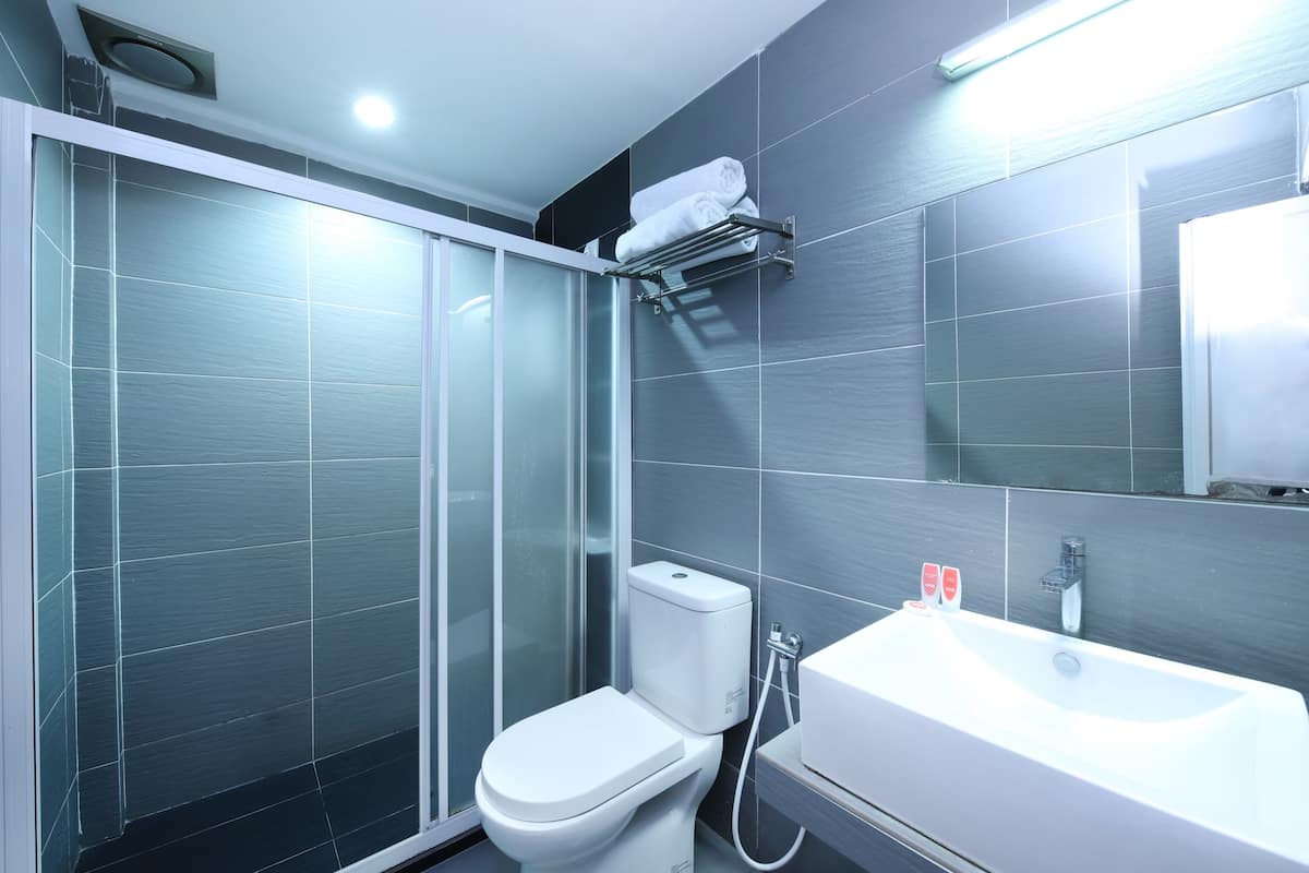 superior suite | bathroom | shower, bidet, towels
