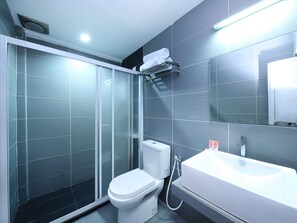 Superior Suite | Bathroom | Shower, bidet, towels - Hotel O Link Inn (Johor Bahru)