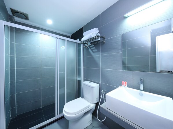 Superior-Suite | Badezimmer | Dusche, Bidet, Handtücher