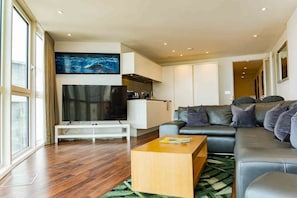 Superior Apartment, 2 Bedrooms, Kitchen, City View | Living area - Gunwharf Quays Apartments (Portsmouth)