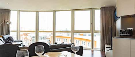 Departamento superior, 2 habitaciones, cocina, vista a la ciudad | Cocina privada | Refrigerador, microondas, horno y parrilla de estufa