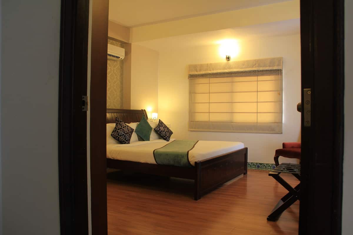 Premium bedding, in-room safe, desk, soundproofing