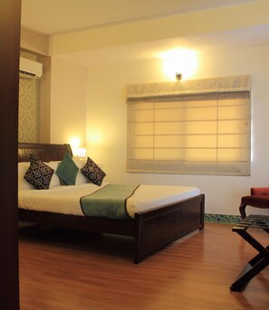 Premium bedding, in-room safe, desk, soundproofing - Orchid Suites Bangalore (Bengaluru)